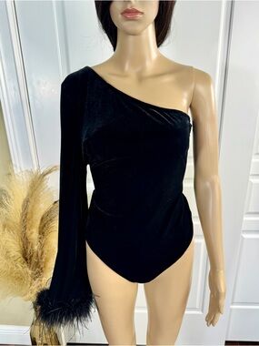 BLACK VELVET ONE SLEEVE BODYSUIT WITH FEATHER DETAILS ON THE SLEEVE